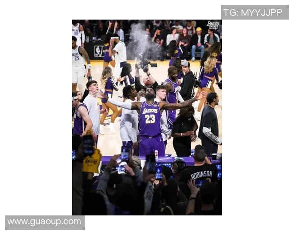 湖人对阵掘金詹姆斯精彩入场瞬间引发全场热烈欢呼 湖人对阵掘金詹姆斯精彩入场瞬间引发全场热烈欢呼