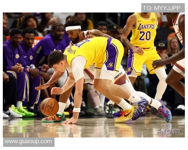 湖人勇士季前赛对决精彩回顾球星表现引发球迷热议 湖人勇士季前赛对决精彩回顾球星表现引发球迷热议